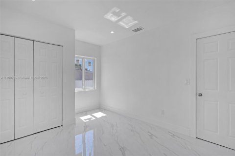 House in Opa-locka, Florida 3 bedrooms, 121.33 sq.m. № 1762742 - photo 16
