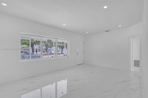 House in Opa-locka, Florida 3 bedrooms, 121.33 sq.m. № 1762742 - photo 11