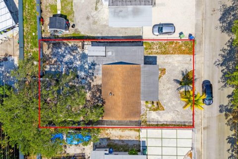 House in Opa-locka, Florida 3 bedrooms, 121.33 sq.m. № 1762742 - photo 8