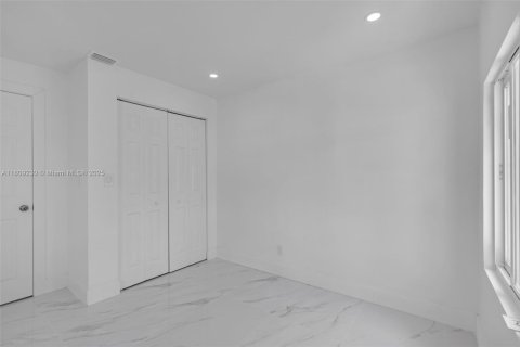 House in Opa-locka, Florida 3 bedrooms, 121.33 sq.m. № 1762742 - photo 19