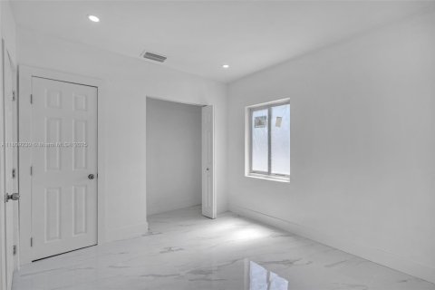 House in Opa-locka, Florida 3 bedrooms, 121.33 sq.m. № 1762742 - photo 18