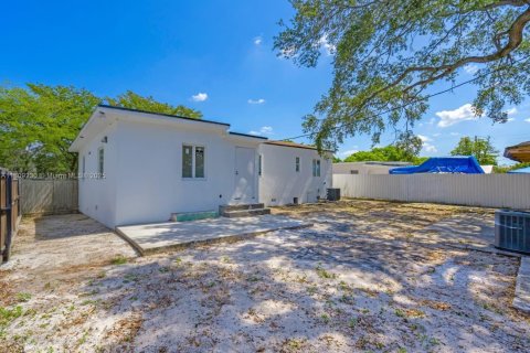 House in Opa-locka, Florida 3 bedrooms, 121.33 sq.m. № 1762742 - photo 27
