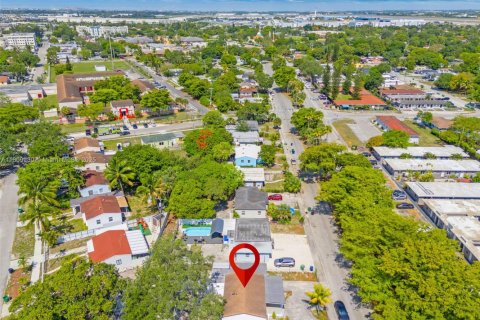 House in Opa-locka, Florida 3 bedrooms, 121.33 sq.m. № 1762742 - photo 7
