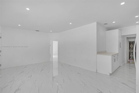 House in Opa-locka, Florida 3 bedrooms, 121.33 sq.m. № 1762742 - photo 14