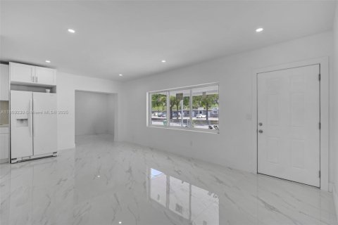 House in Opa-locka, Florida 3 bedrooms, 121.33 sq.m. № 1762742 - photo 10