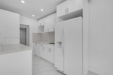 House in Opa-locka, Florida 3 bedrooms, 121.33 sq.m. № 1762742 - photo 12