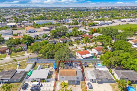 House in Opa-locka, Florida 3 bedrooms, 121.33 sq.m. № 1762742 - photo 4