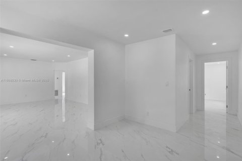 House in Opa-locka, Florida 3 bedrooms, 121.33 sq.m. № 1762742 - photo 22