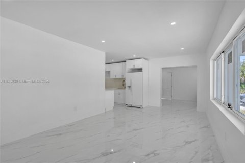 House in Opa-locka, Florida 3 bedrooms, 121.33 sq.m. № 1762742 - photo 9