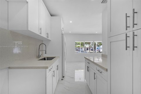 House in Opa-locka, Florida 3 bedrooms, 121.33 sq.m. № 1762742 - photo 13