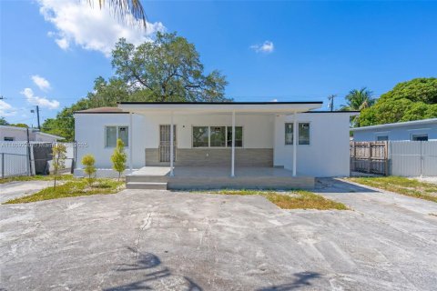 House in Opa-locka, Florida 3 bedrooms, 121.33 sq.m. № 1762742 - photo 1