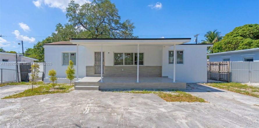House in Opa-locka, Florida 3 bedrooms, 121.33 sq.m. № 1762742