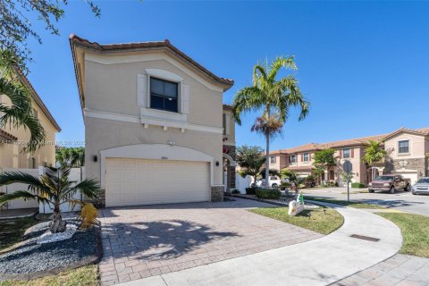 Casa en venta en Hialeah, Florida, 4 dormitorios, 243.59 m2 № 1865264 - foto 1