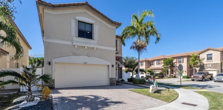 Casa en Hialeah, Florida 4 dormitorios, 243.59 m2 № 1865264