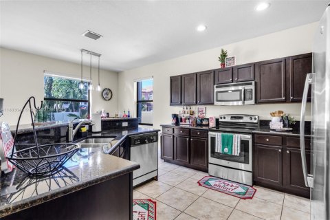 Casa en venta en Hialeah, Florida, 4 dormitorios, 243.59 m2 № 1865264 - foto 28