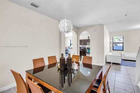 Casa en venta en Hialeah, Florida, 4 dormitorios, 243.59 m2 № 1865264 - foto 23
