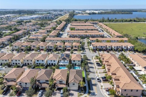 Casa en venta en Hialeah, Florida, 4 dormitorios, 243.59 m2 № 1865264 - foto 10