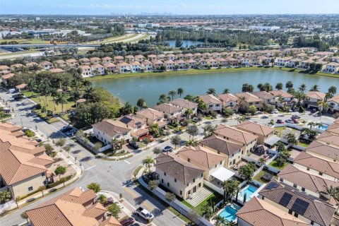 Casa en venta en Hialeah, Florida, 4 dormitorios, 243.59 m2 № 1865264 - foto 14