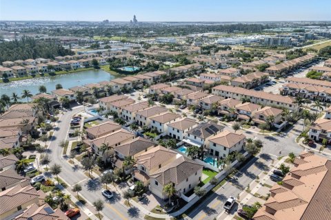 Casa en venta en Hialeah, Florida, 4 dormitorios, 243.59 m2 № 1865264 - foto 12