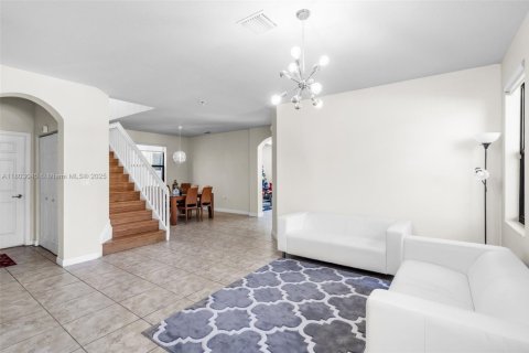 Casa en venta en Hialeah, Florida, 4 dormitorios, 243.59 m2 № 1865264 - foto 18