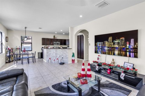 Casa en venta en Hialeah, Florida, 4 dormitorios, 243.59 m2 № 1865264 - foto 25