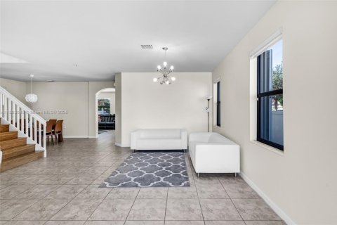Casa en venta en Hialeah, Florida, 4 dormitorios, 243.59 m2 № 1865264 - foto 17