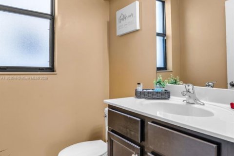 Casa en venta en Hialeah, Florida, 4 dormitorios, 243.59 m2 № 1865264 - foto 30