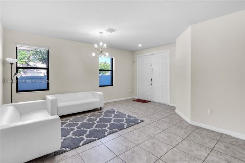 Casa en venta en Hialeah, Florida, 4 dormitorios, 243.59 m2 № 1865264 - foto 19