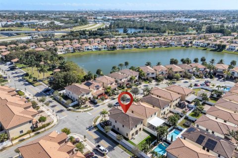 Casa en venta en Hialeah, Florida, 4 dormitorios, 243.59 m2 № 1865264 - foto 13