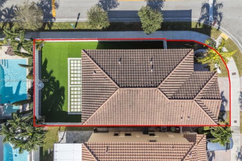 Casa en venta en Hialeah, Florida, 4 dormitorios, 243.59 m2 № 1865264 - foto 8