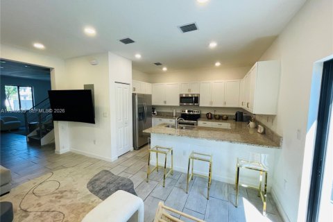 Villa ou maison à louer à Miami, Floride: 3 chambres, 163.69 m2 № 2001226 - photo 6