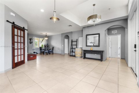 House in Miami, Florida 4 bedrooms, 252.88 sq.m. № 1935711 - photo 6