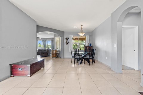 House in Miami, Florida 4 bedrooms, 252.88 sq.m. № 1935711 - photo 11