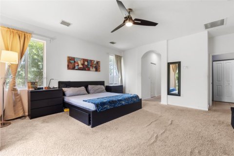 House in Miami, Florida 4 bedrooms, 252.88 sq.m. № 1935711 - photo 26