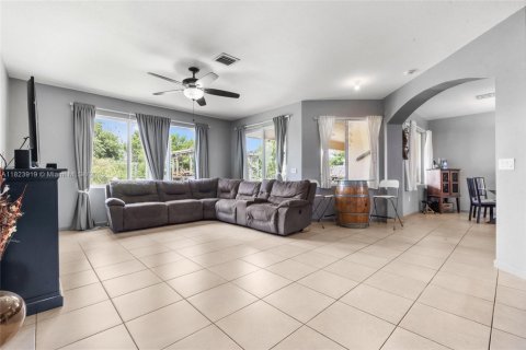 House in Miami, Florida 4 bedrooms, 252.88 sq.m. № 1935711 - photo 15