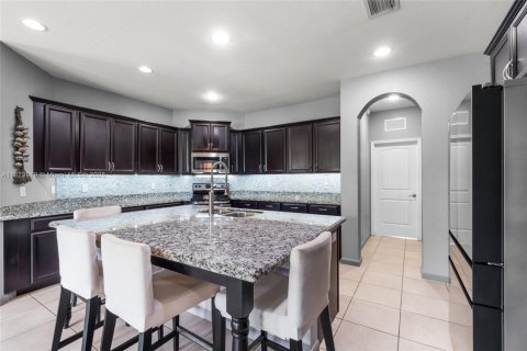 House in Miami, Florida 4 bedrooms, 252.88 sq.m. № 1935711 - photo 18