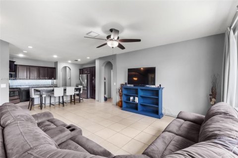 House in Miami, Florida 4 bedrooms, 252.88 sq.m. № 1935711 - photo 13