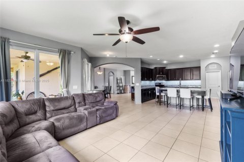 House in Miami, Florida 4 bedrooms, 252.88 sq.m. № 1935711 - photo 14