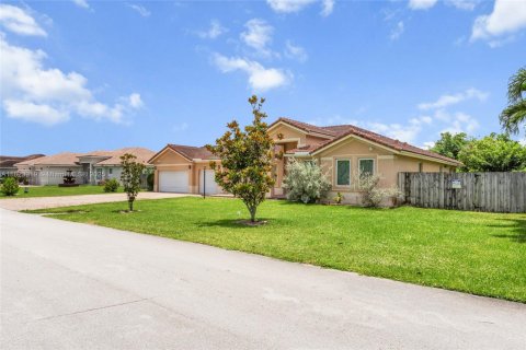 House in Miami, Florida 4 bedrooms, 252.88 sq.m. № 1935711 - photo 3