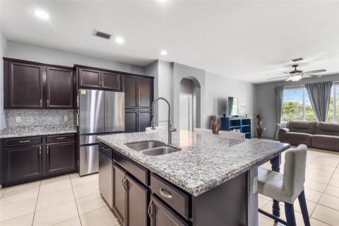 House in Miami, Florida 4 bedrooms, 252.88 sq.m. № 1935711 - photo 20