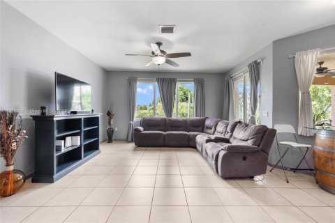 House in Miami, Florida 4 bedrooms, 252.88 sq.m. № 1935711 - photo 16