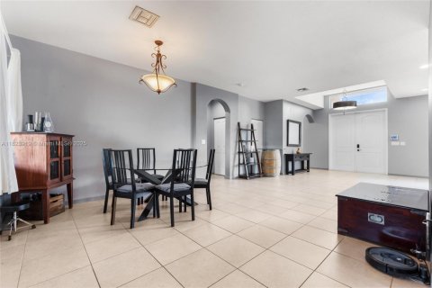 House in Miami, Florida 4 bedrooms, 252.88 sq.m. № 1935711 - photo 10