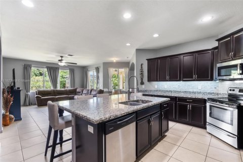 House in Miami, Florida 4 bedrooms, 252.88 sq.m. № 1935711 - photo 19