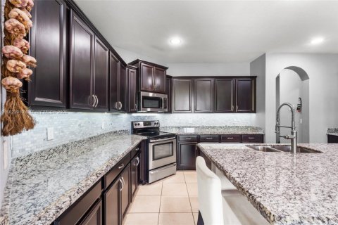 House in Miami, Florida 4 bedrooms, 252.88 sq.m. № 1935711 - photo 22