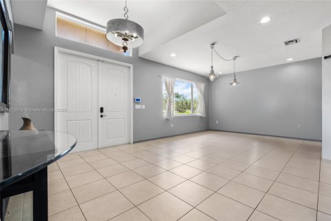 House in Miami, Florida 4 bedrooms, 252.88 sq.m. № 1935711 - photo 8