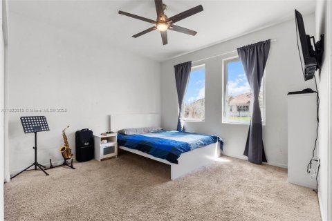 House in Miami, Florida 4 bedrooms, 252.88 sq.m. № 1935711 - photo 30