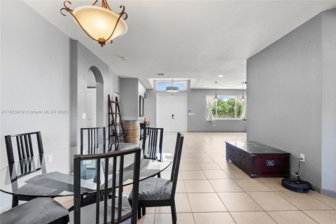 House in Miami, Florida 4 bedrooms, 252.88 sq.m. № 1935711 - photo 9