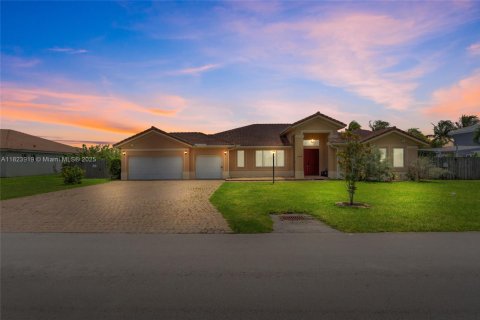 House in Miami, Florida 4 bedrooms, 252.88 sq.m. № 1935711 - photo 4