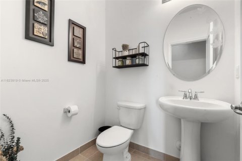 House in Miami, Florida 4 bedrooms, 252.88 sq.m. № 1935711 - photo 29