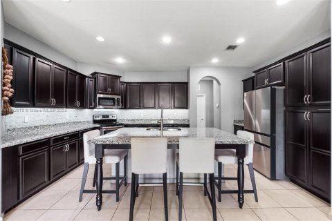 House in Miami, Florida 4 bedrooms, 252.88 sq.m. № 1935711 - photo 17